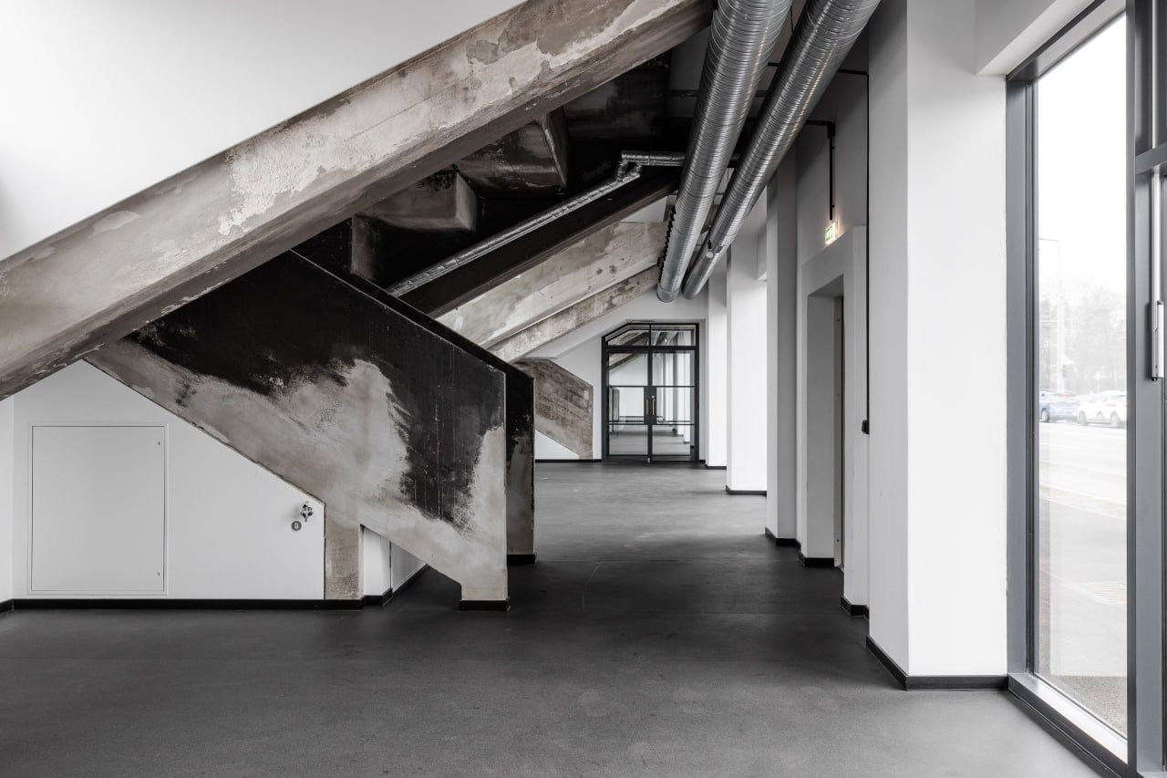 120 m² studio room in Berlin with industrial character and large windows
